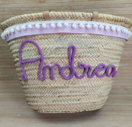CAPAZO CON CINTA,POMPONES Y NOMBRE HILO