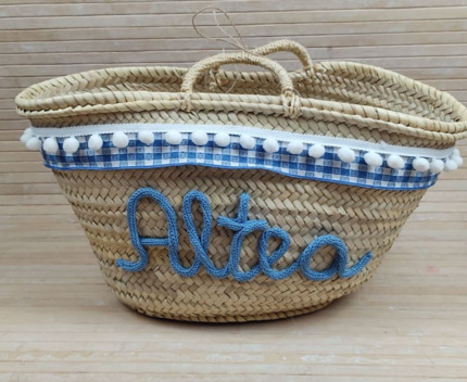 CAPAZO CON CINTA,POMPONES Y NOMBRE HILO