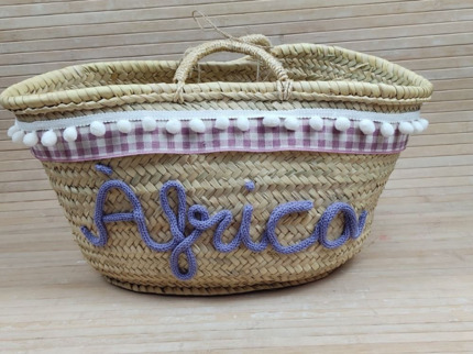 CAPAZO CON CINTA,POMPONES Y NOMBRE HILO